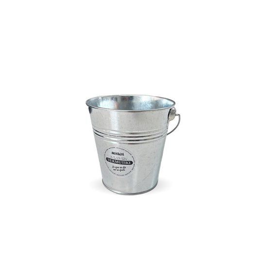 Cubo de metal pequeño